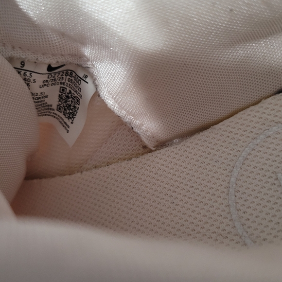 LIKE NEW Womans Nike Air Max Lite Casual Neutral Sneakers 9 - Picture 4 of 5